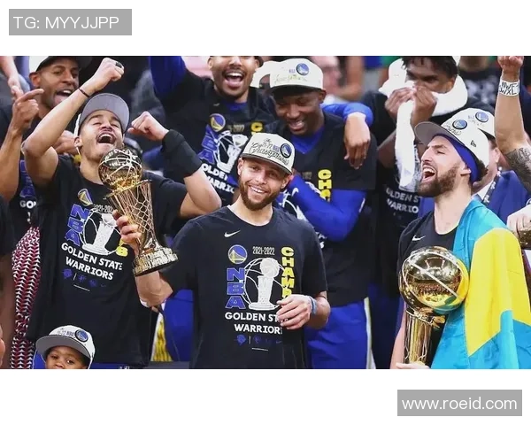 四大足球传奇巨星并肩竞技高清壁纸，激燃赛场瞬间再现荣耀时刻