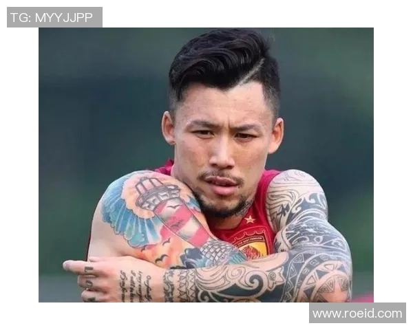 足球球星佩戴耳钉彰显个性时尚引领运动与潮流完美融合