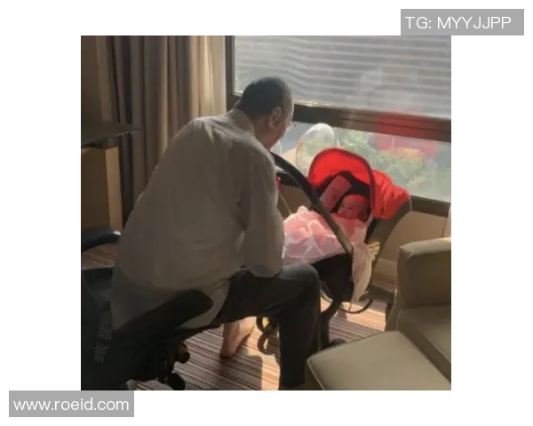 足球球星晒娃日常：幸福家庭背后的温暖瞬间与父爱宣言