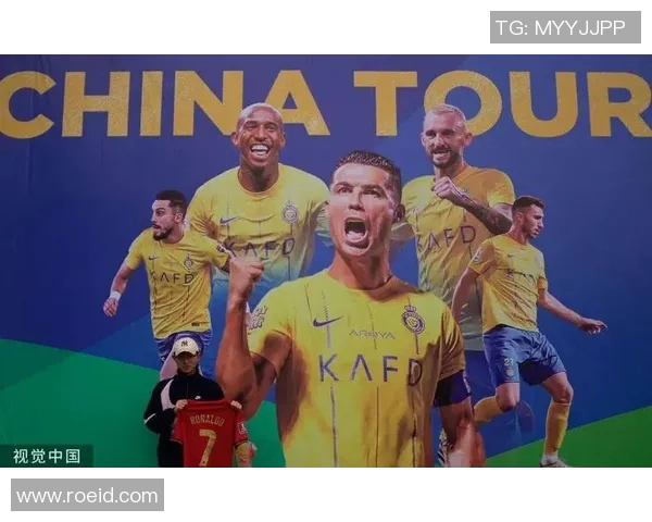 足球球星遭对方猛烈撞倒瞬间引发热议，赛场风波引发广泛关注